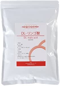 【酸味の提供】
リンゴ酸は、フルーティーな酸味を持つため、食品や飲料に添加されることが多く、キャンディ、ソフトドリンク、サワー系の食品などでよく使われています。

クエン酸よりも柔らかい酸味を持つため、よりまろやかな風味を与えることができます。

【エネルギー代謝のサポート】
リンゴ酸は、クエン酸回路(またはトリカルボン酸回路、TCAサイクル)という体内のエネルギー代謝経路の中で重要な役割を果たしています。この回路は、摂取した栄養を効率的にエネルギー(ATP)に変換する過程の一部であり、リンゴ酸はその中間体として働きます。

これにより、リンゴ酸は疲労回復やエネルギー生産の促進に関与する可能性があります。

【保湿効果】
リンゴ酸には、保湿効果があるため、化粧品やスキンケア製品にも使用されます。肌を柔らかく保つ働きがあり、角質の除去や新陳代謝の促進にも役立つとされています。