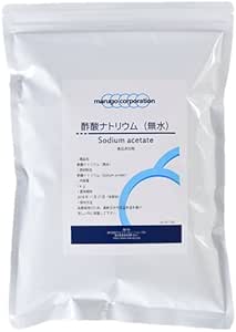 【食品添加物】
酢酸ナトリウムは、酸味料としてポテトチップスやスナック菓子などに使用され、食品に軽い酸味を与えます。また、保存料としても使用され、食品のpHを調整して微生物の繁殖を抑え、保存期間を延ばす効果があります。これにより、食品の風味や品質を保つことができます。

【pH調整剤】
酢酸ナトリウムは、食品や工業製品のpHを安定させるために使用されます。pHを調整することで、食品の保存性を向上させ、適切な味や食感を保つことができます。

【熱パックやカイロ】
酢酸ナトリウムは、過冷却現象を利用した使い捨ての熱パック(ハンドウォーマーやカイロ)でもよく使用されます。液体の酢酸ナトリウムが結晶化する際に熱を発生するため、瞬時に温かくなります。これにより、寒い環境でも体を温める製品として使われます。

【工業用途】
工業分野では、酢酸ナトリウムはテキスタイル加工や染色工程、レザートリートメントにおいても使用されます。また、水の硬度を調整する目的や、化学合成の中間体として利用されることもあります。