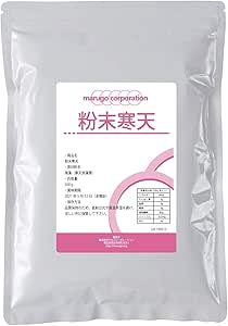 【海藻由来で植物性】
寒天は海藻から作られるため、植物性のゲル化剤です。動物由来のゼラチンと異なり、ベジタリアンやビーガンの人々にも適しています。

【低カロリー・高食物繊維】
寒天はカロリーが非常に低く、100gあたりのカロリーはほぼゼロに近いです。また、豊富な食物繊維を含んでおり、腸内の調子を整えたり、便秘改善に役立つ食品としても知られています。

【水分保持力が高い】
寒天は、水分を非常に多く保持する力があります。これにより、満腹感を持続させる効果があり、ダイエット中の食材としても人気があります。

【ゲル化力が強い】
寒天は、冷やすだけでしっかりとしたゼリー状に固まります。ゼラチンと比べて高温に強く、常温でも安定して固まるため、さまざまな料理やデザートに使いやすい特徴があります。